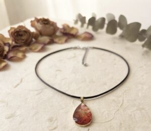 Pendentif « Aurore sanguine » - Bijou artisanal en résine fait main en France