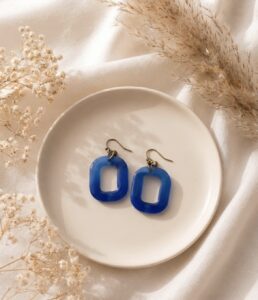 Boucles d&rsquo;oreilles « Océan Cobalt «  - Bijou artisanal en résine fait main en France