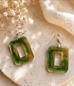 Boucles d&rsquo;oreilles « Fôret Emeraude » - Bijou artisanal en résine fait main en France