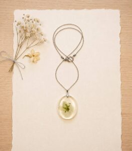 Pendentif « Aube Florale » - Bijou artisanal en résine fait main en France