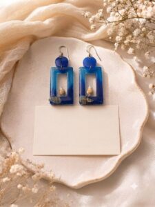 Boucles d&rsquo;oreilles « océan Profond » - Bijou artisanal en résine fait main en France