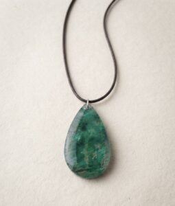 Pendentif  » Emeraude «  - Bijou artisanal en résine fait main en France