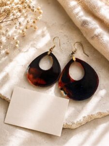 Boucles d&rsquo;oreilles « Eclipse Rubis » - Bijou artisanal en résine fait main en France