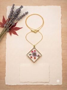 Pendentif  » Nébuleuse Indigo » - Bijou artisanal en résine fait main en France
