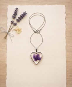 Pendentif cœur « Fleur d&rsquo;Ametyst » - Bijou artisanal en résine fait main en France