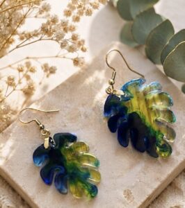 Boucles d&rsquo;oreilles  » Feuillage Océanique «  - Bijou artisanal en résine fait main en France