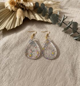 Boucles d&rsquo;oreilles « Confettis d&rsquo;été » - Bijou artisanal en résine fait main en France