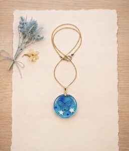 Pendentif rond  » Papillon Stellaire » - Bijou artisanal en résine fait main en France